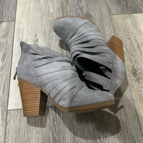 Journey Collection Grey Boots - Picture 2 of 6